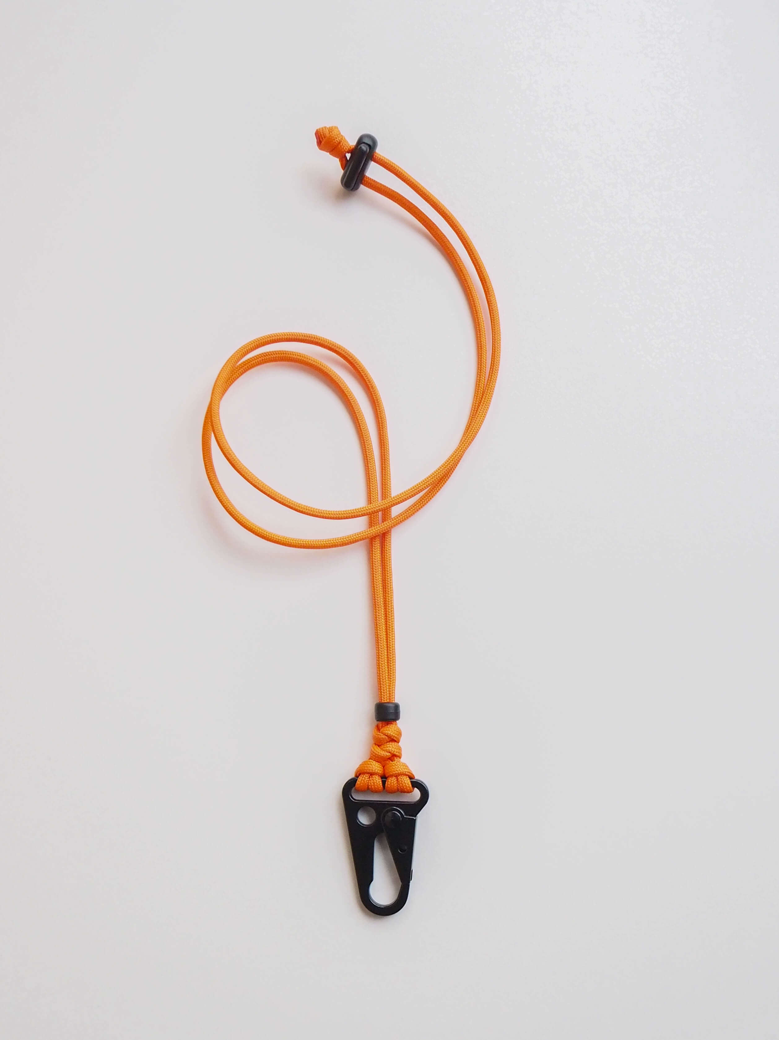 Чёрный карабин на шею