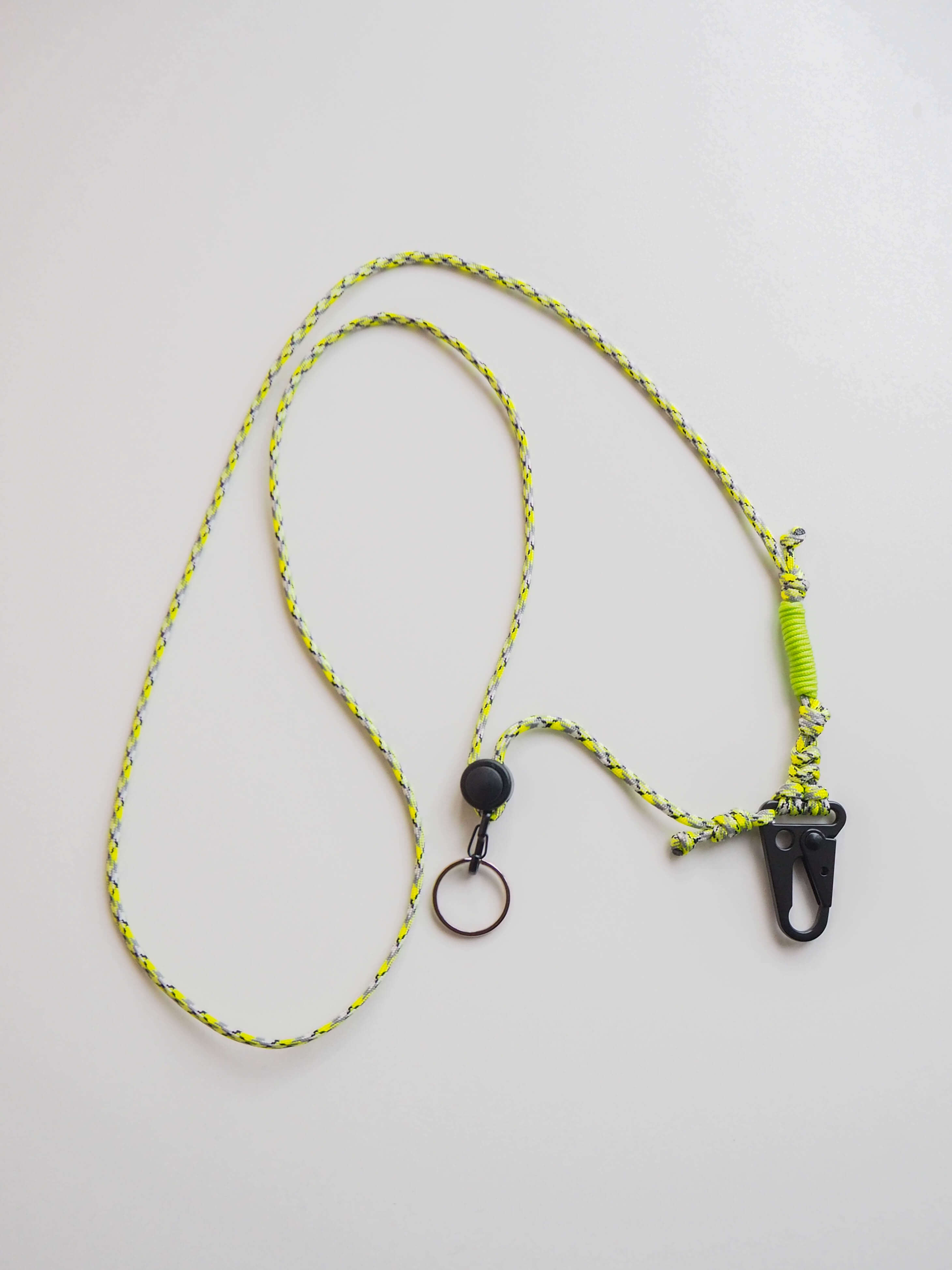 Шнурок через плечо