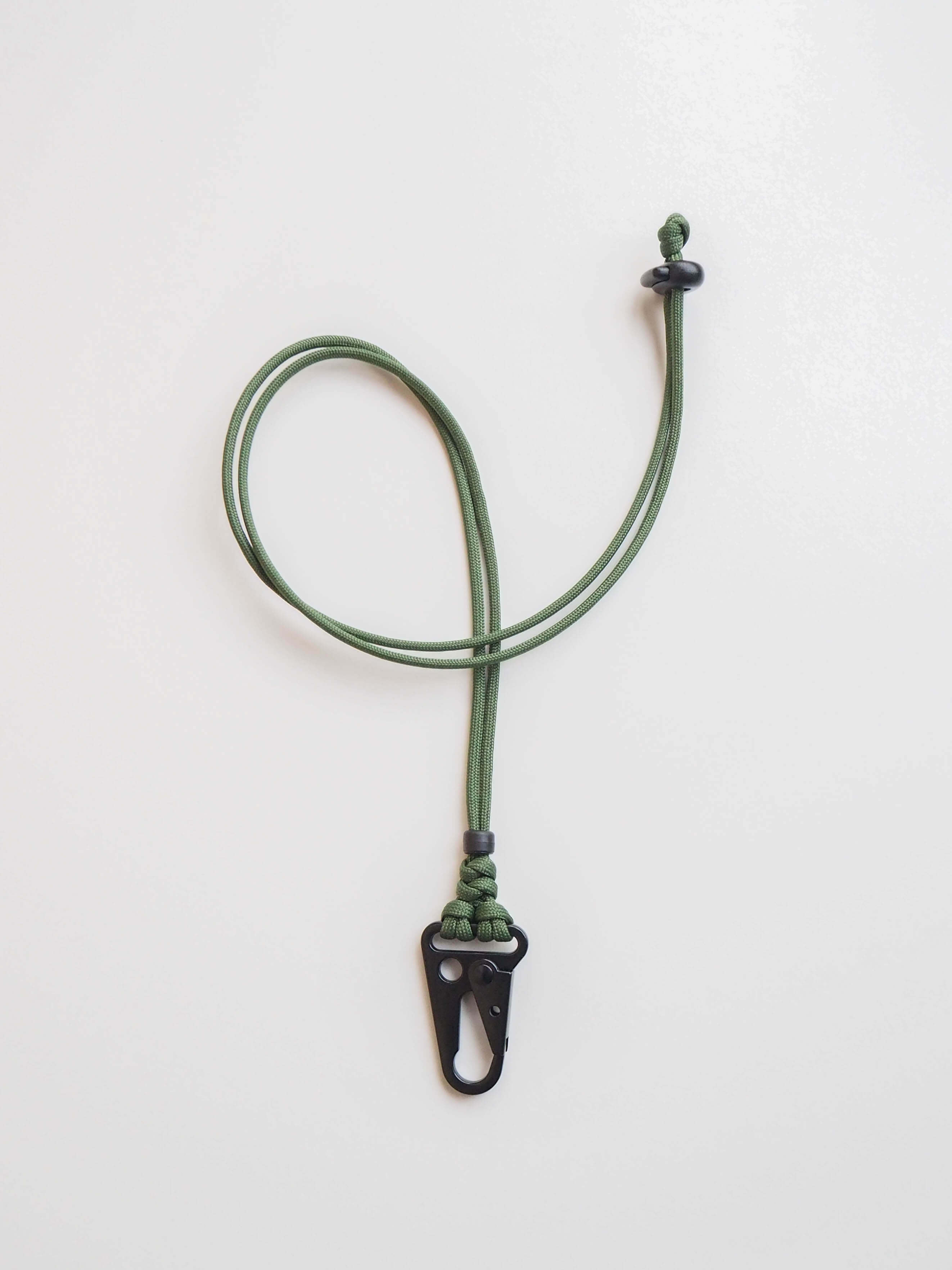 Чёрный карабин на шею