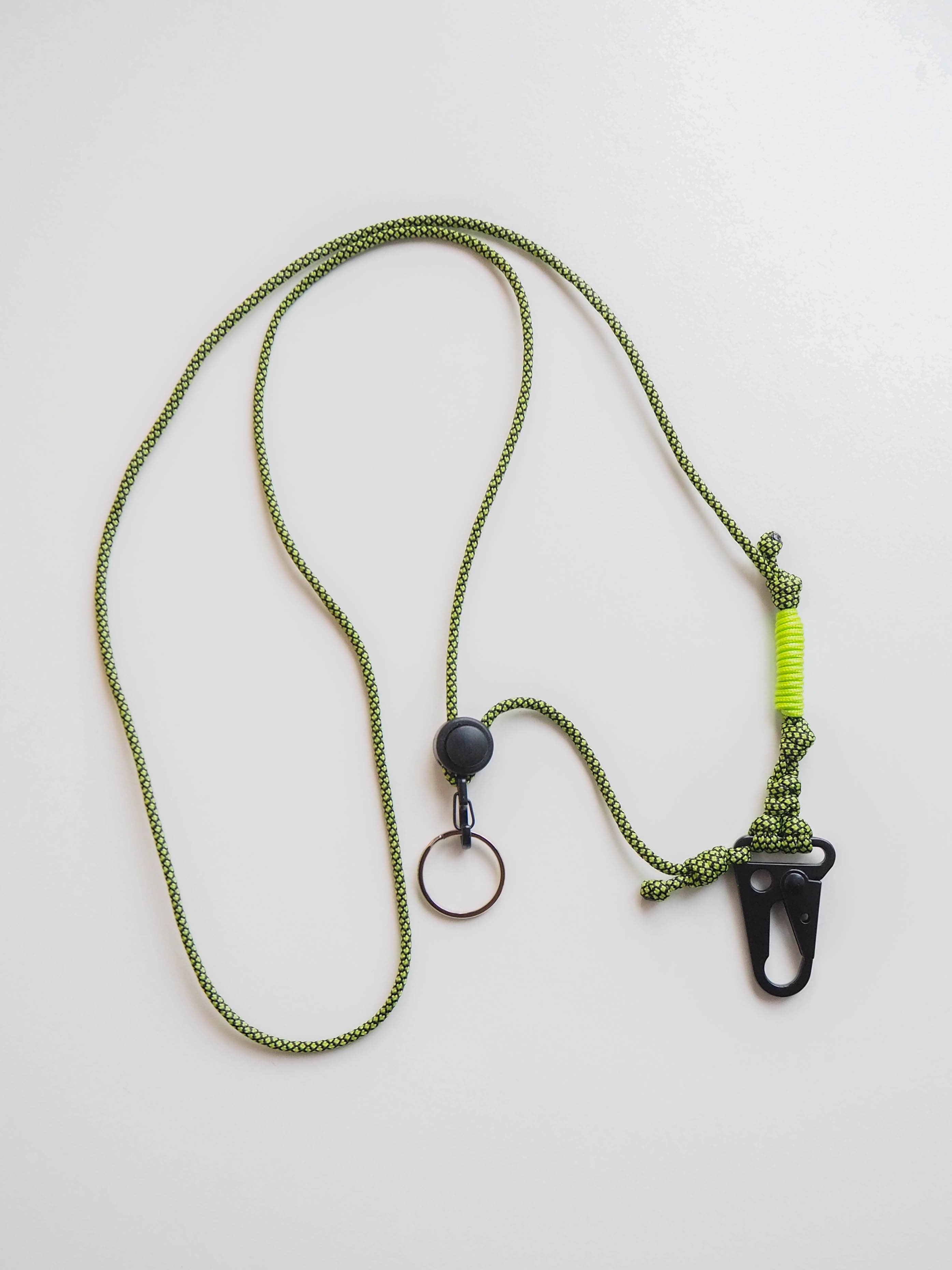 Шнурок через плечо