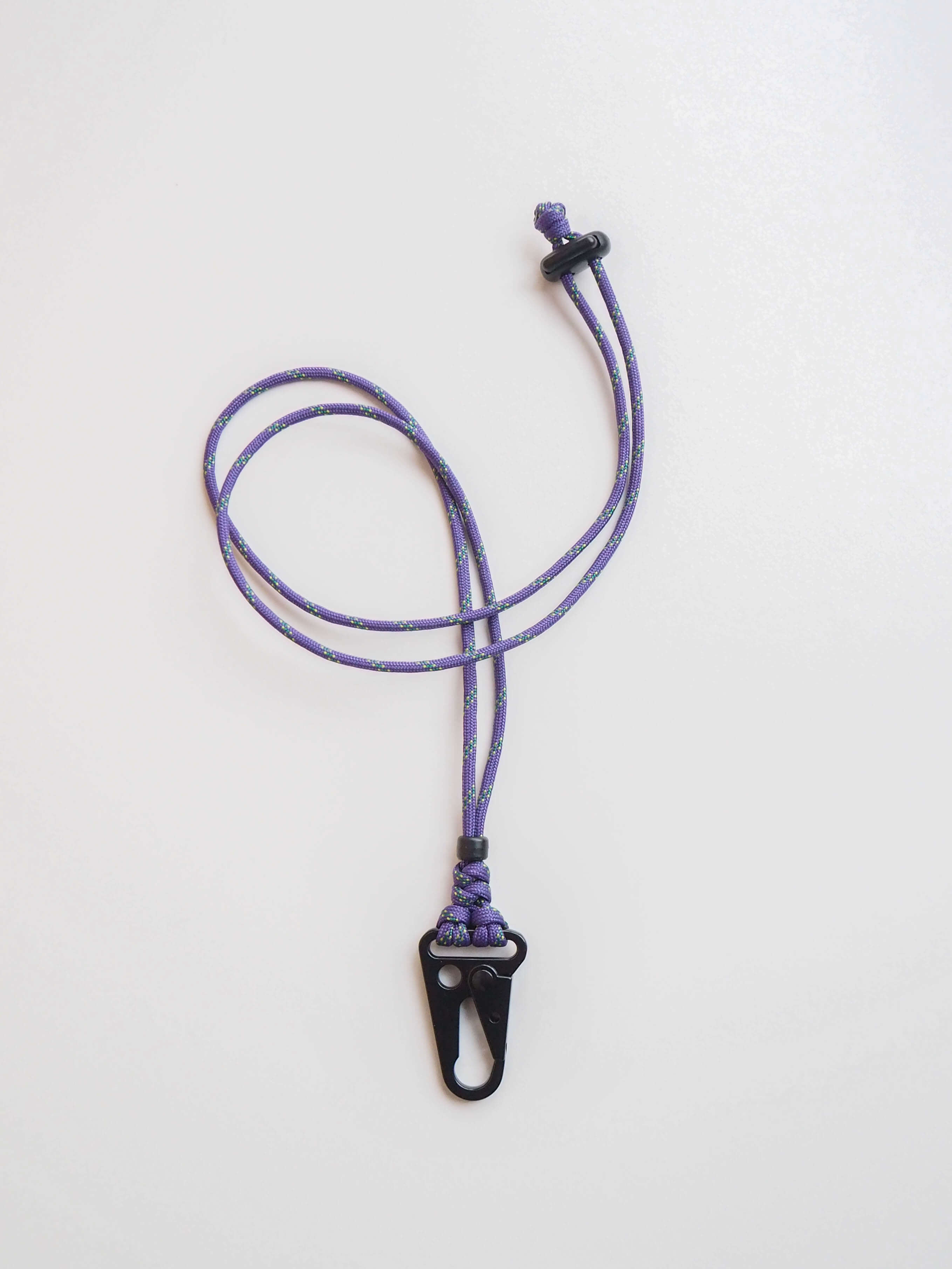 Чёрный карабин на шею