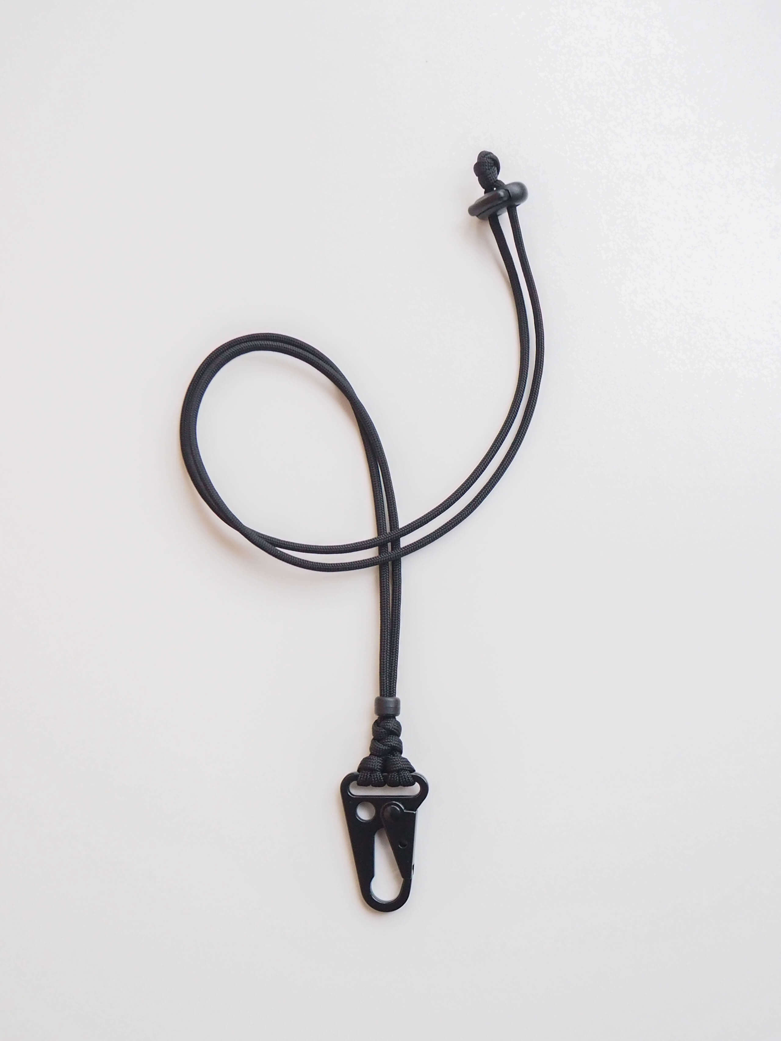 Чёрный карабин на шею
