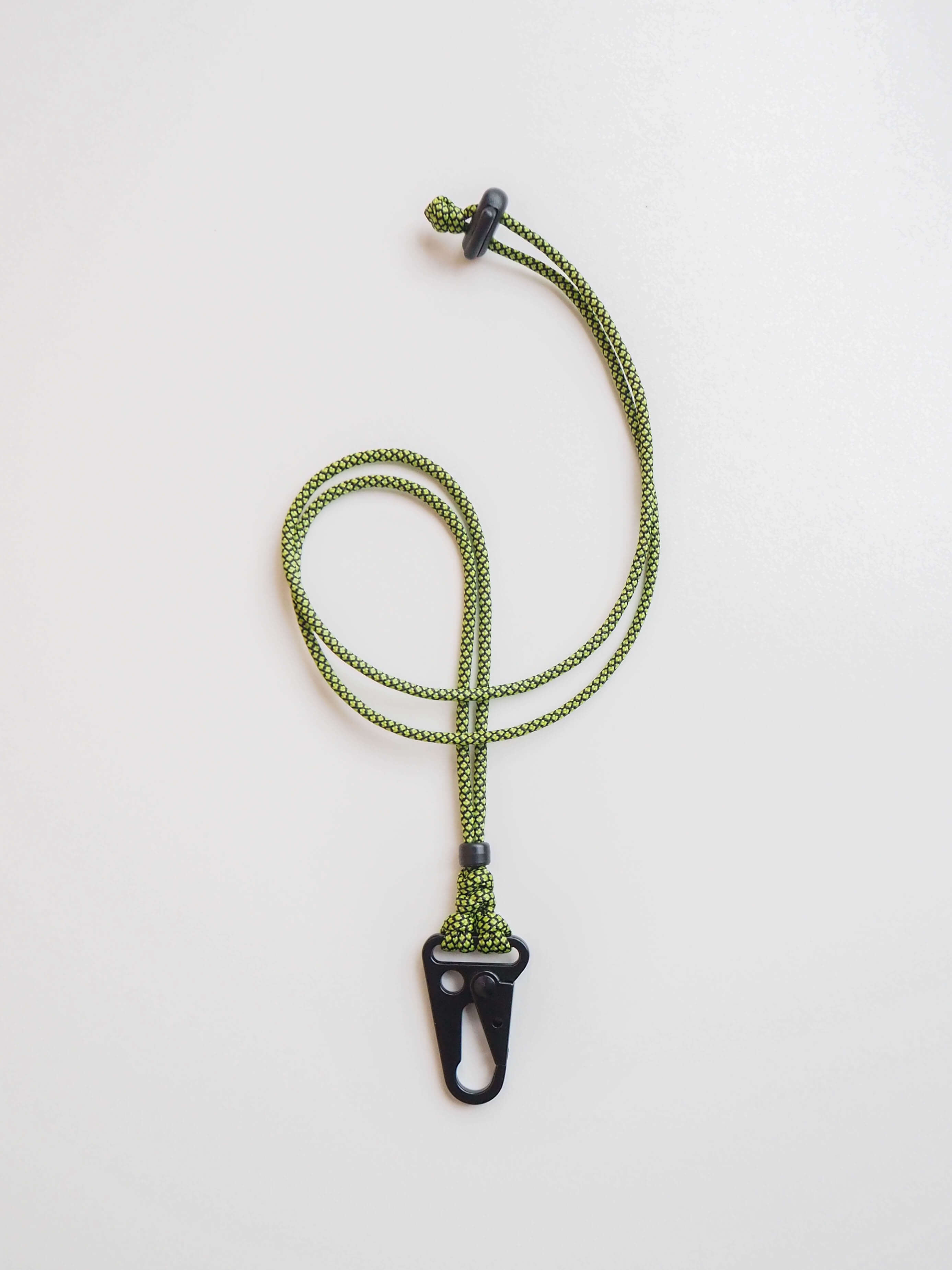 Чёрный карабин на шею