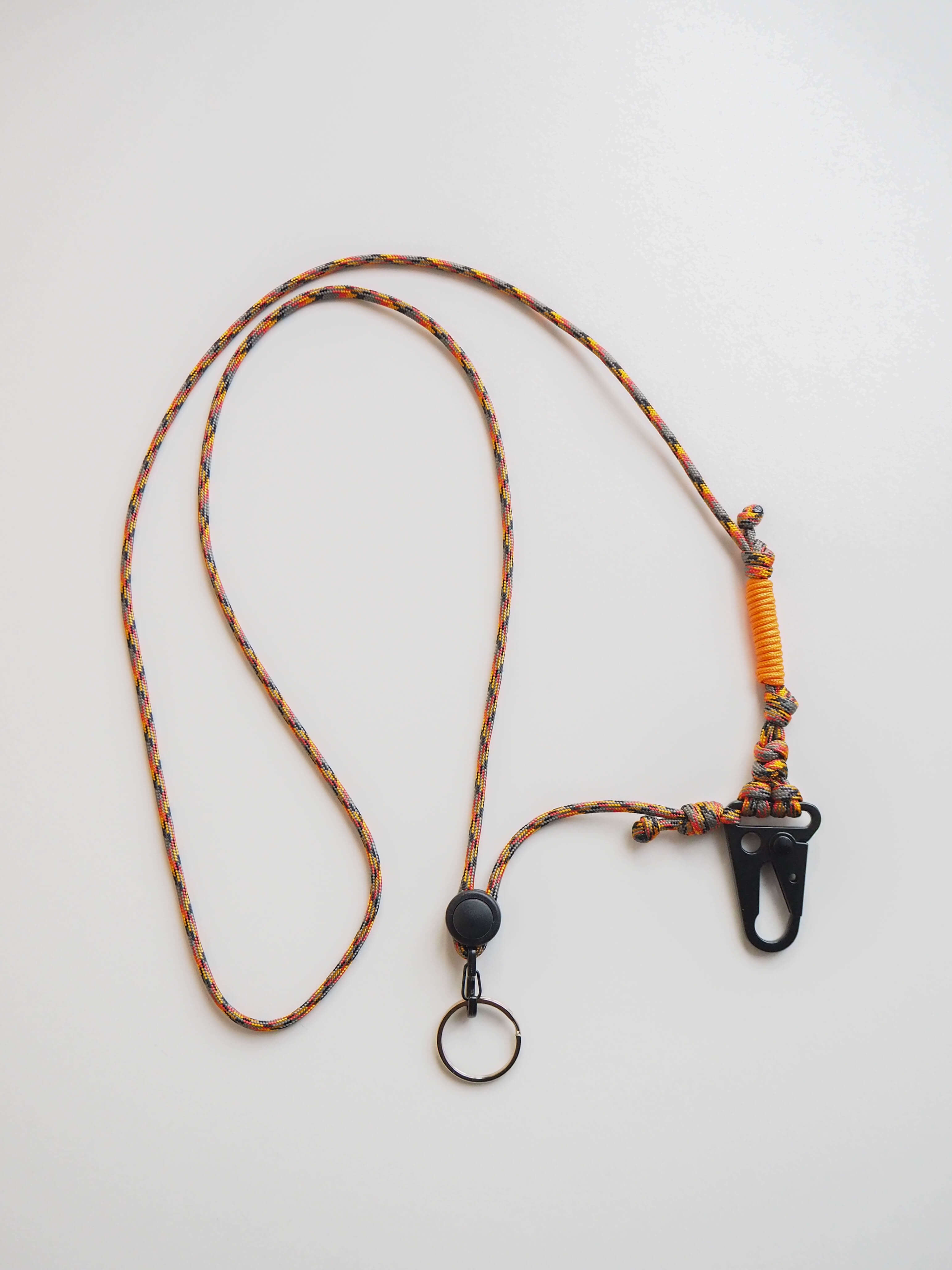 Шнурок через плечо