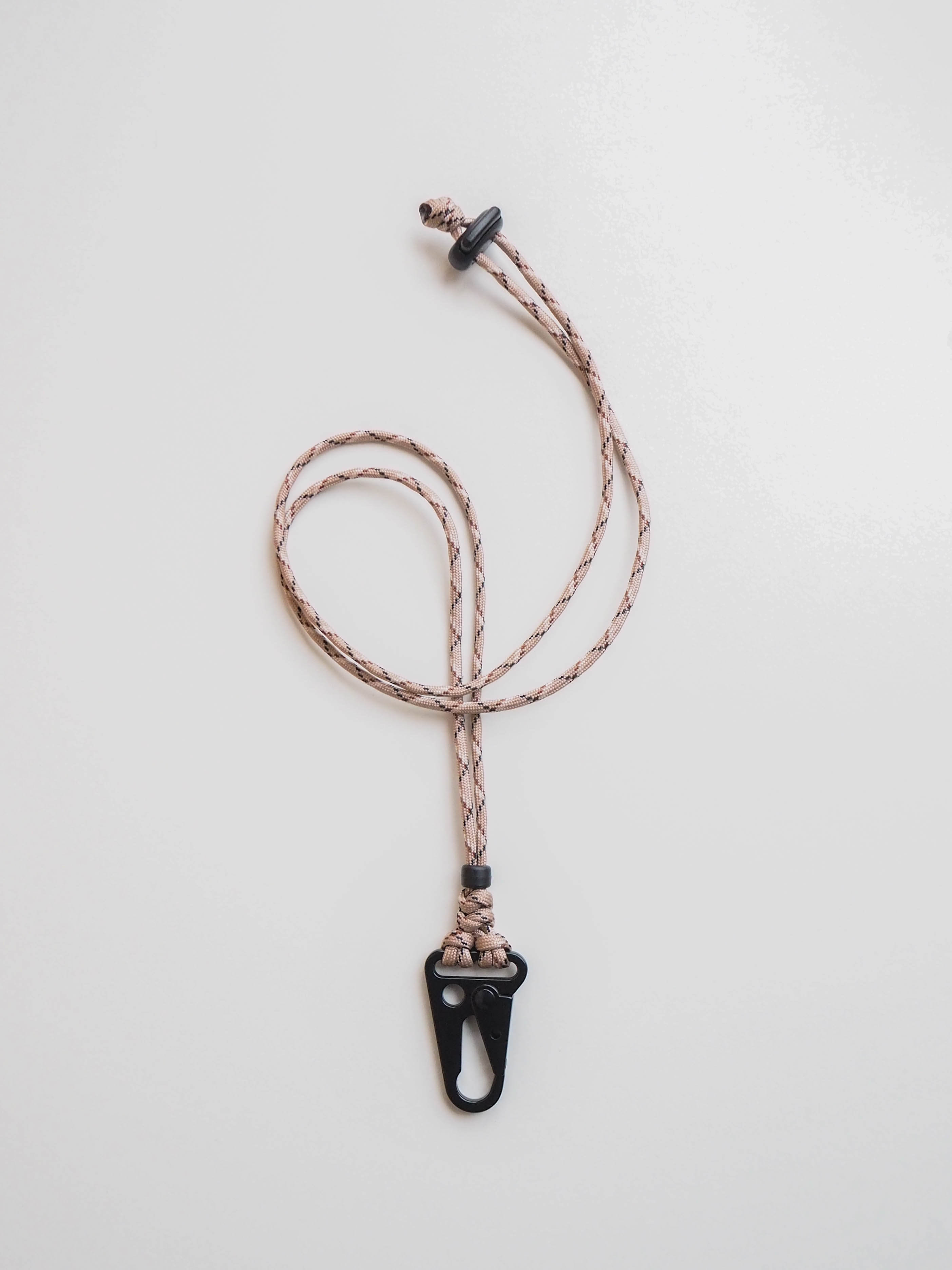 Чёрный карабин на шею