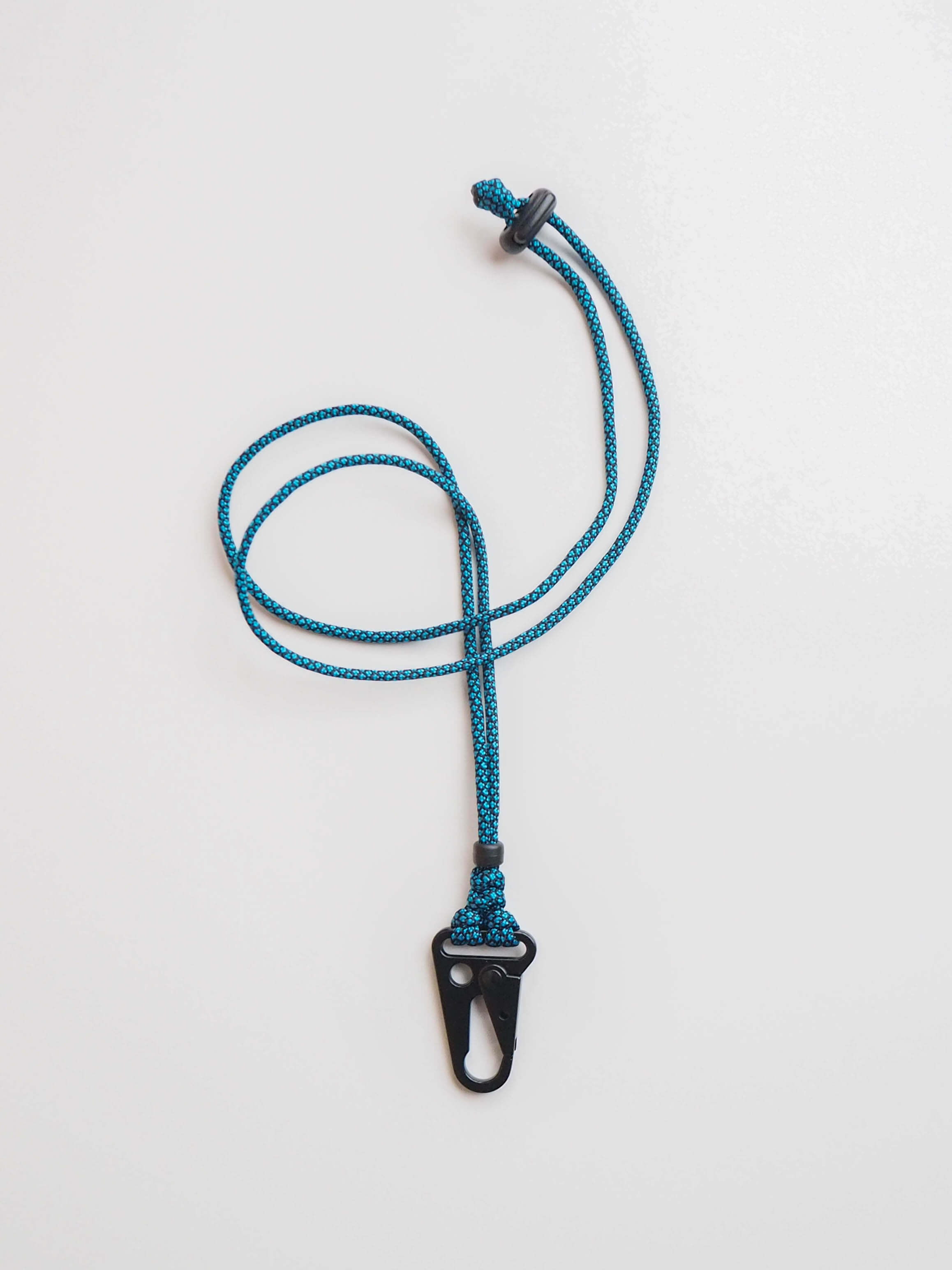 Чёрный карабин на шею