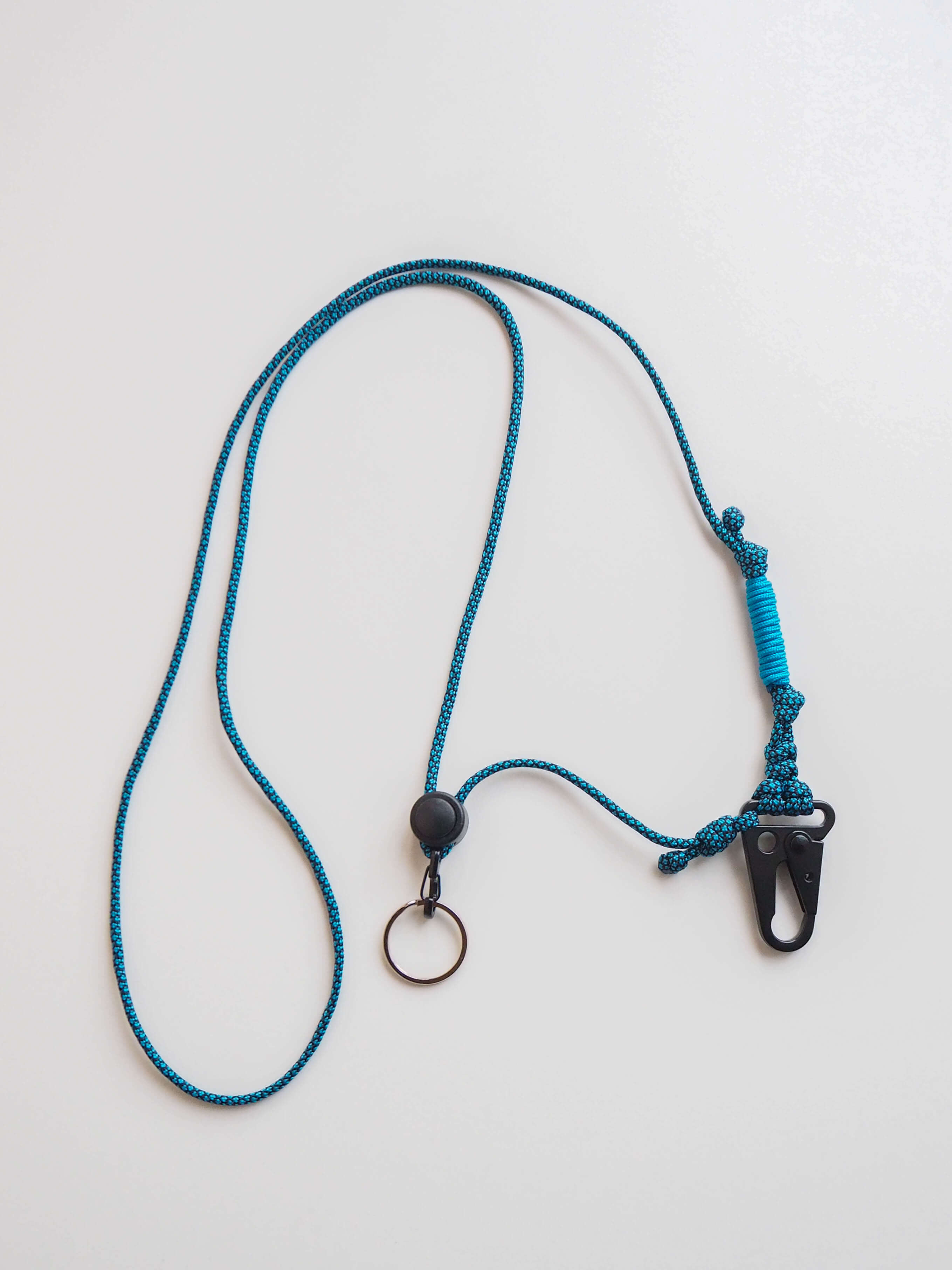 Шнурок через плечо