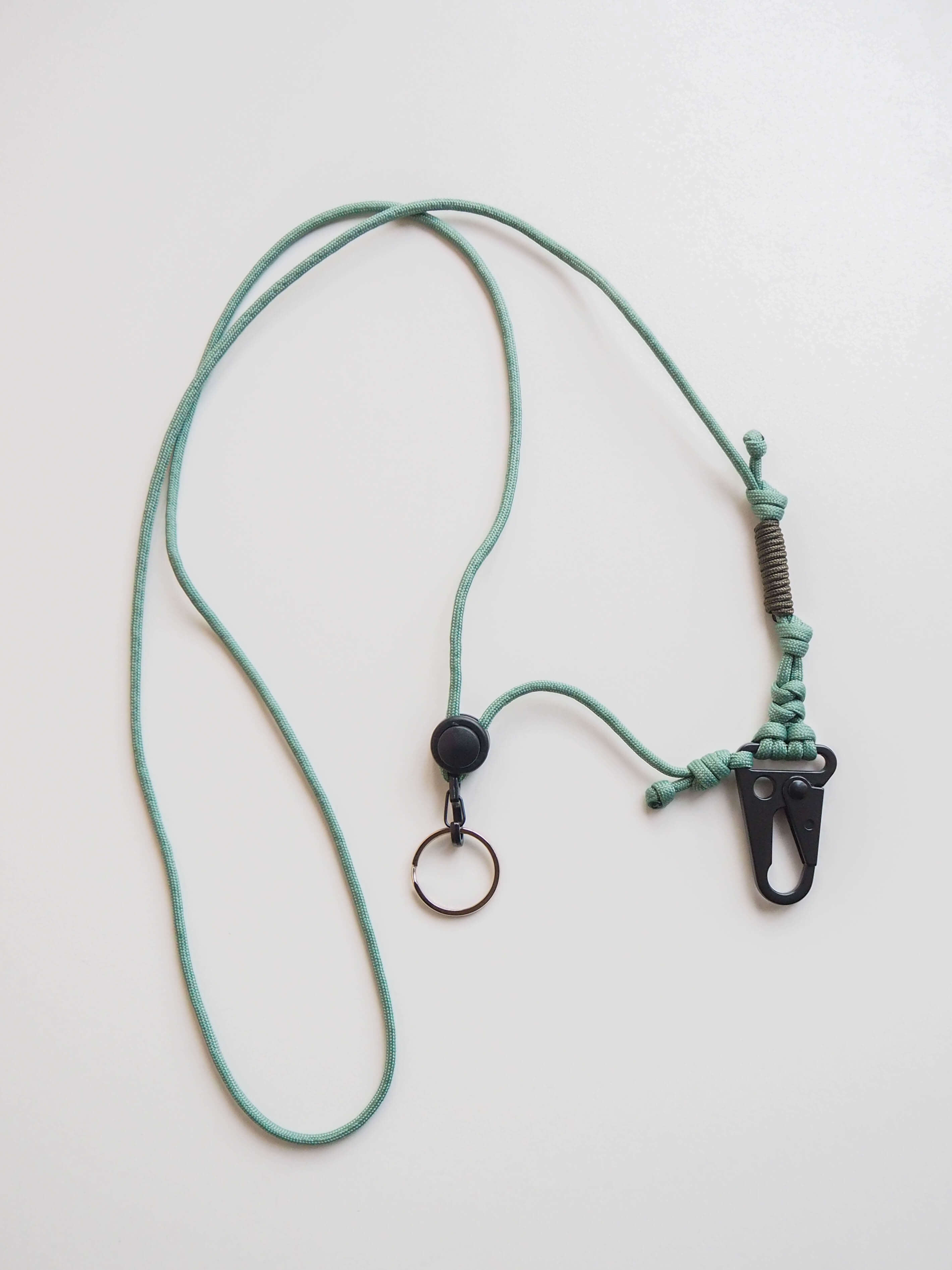 Шнурок через плечо