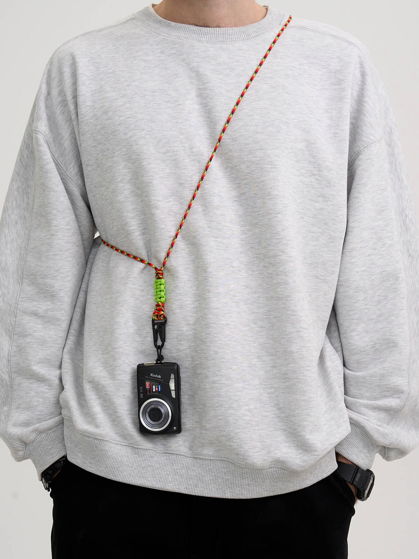 Шнурок через плечо с плетением