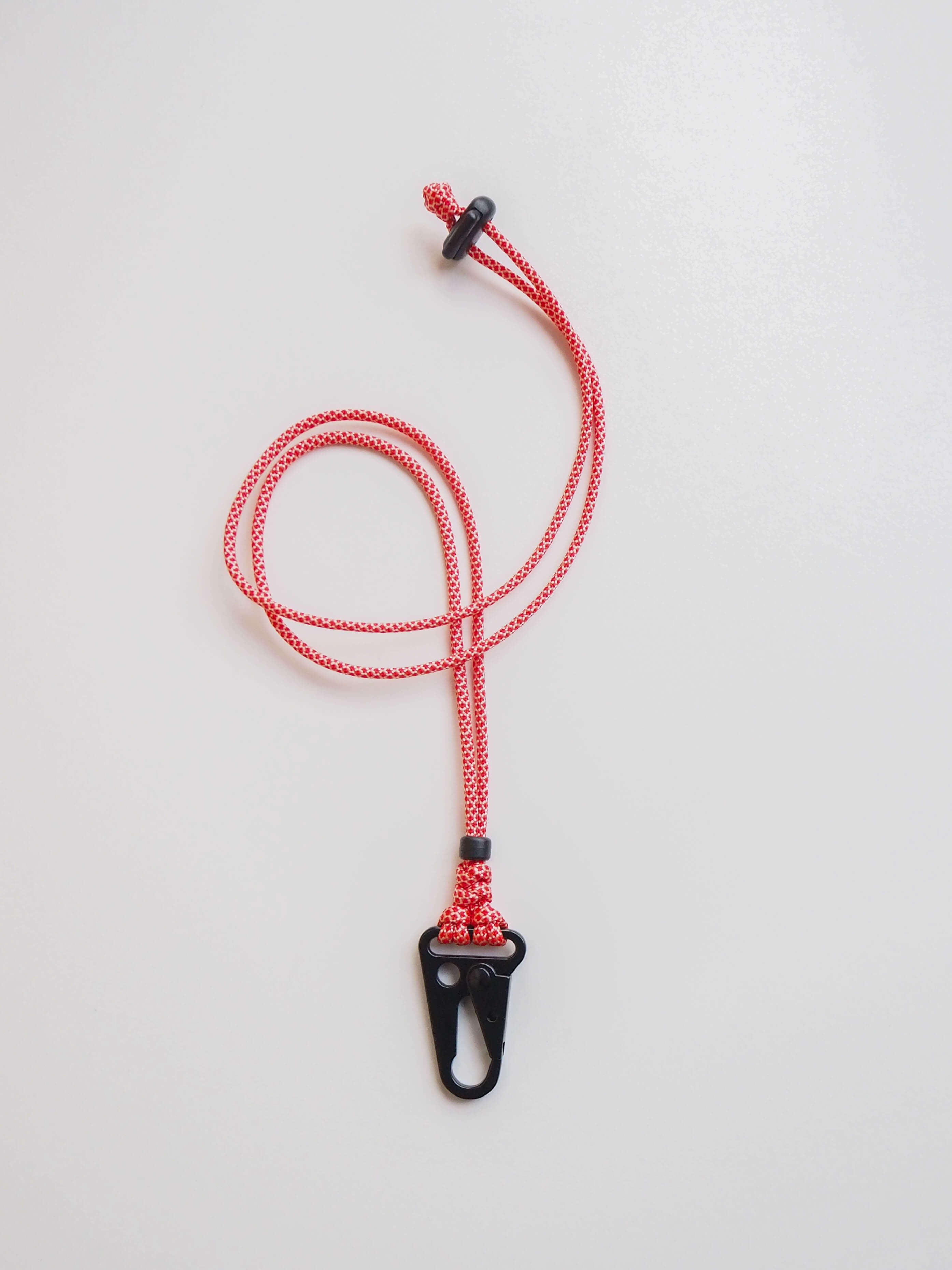 Чёрный карабин на шею