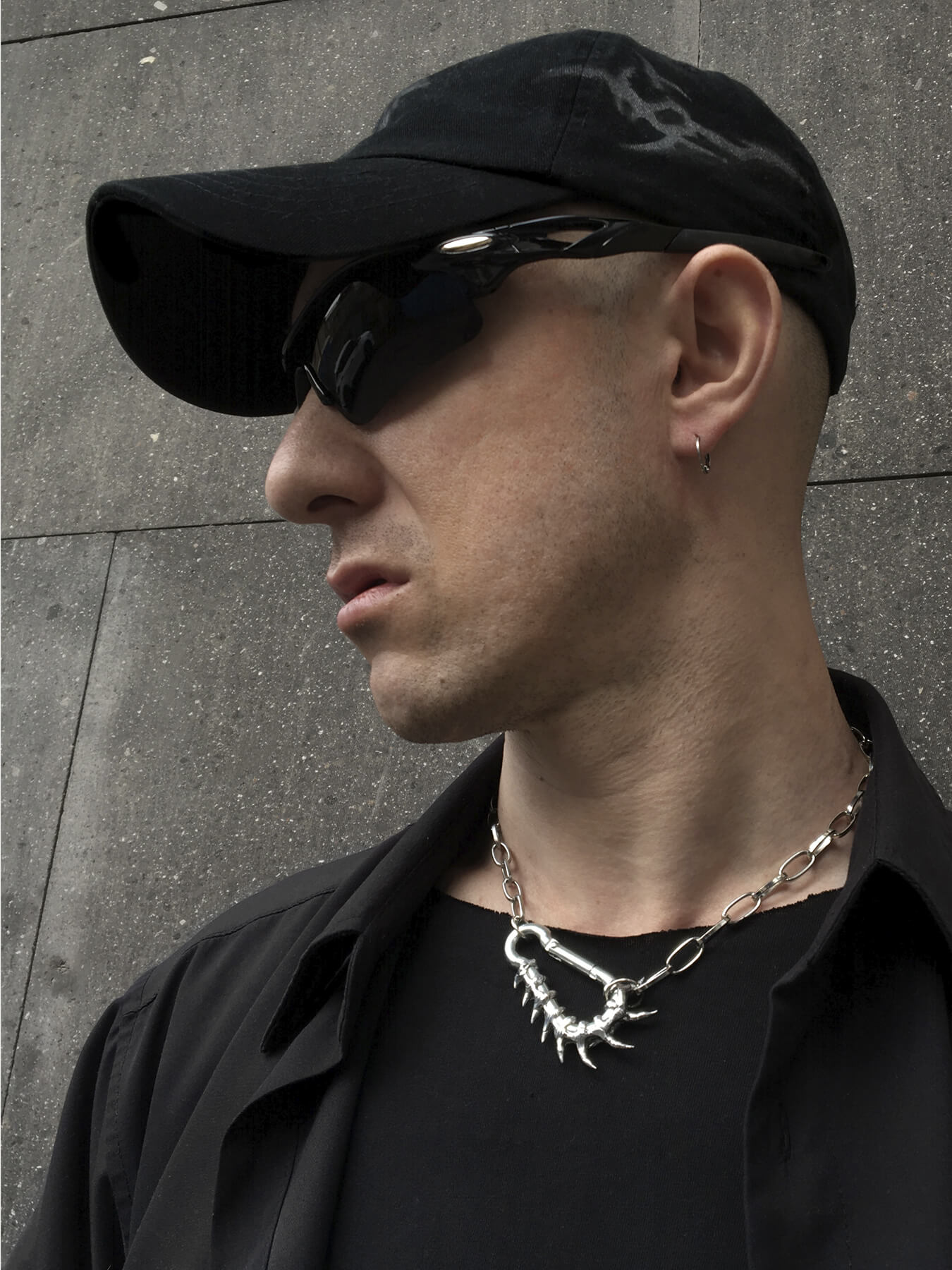 Подвеска карабин с шипами 