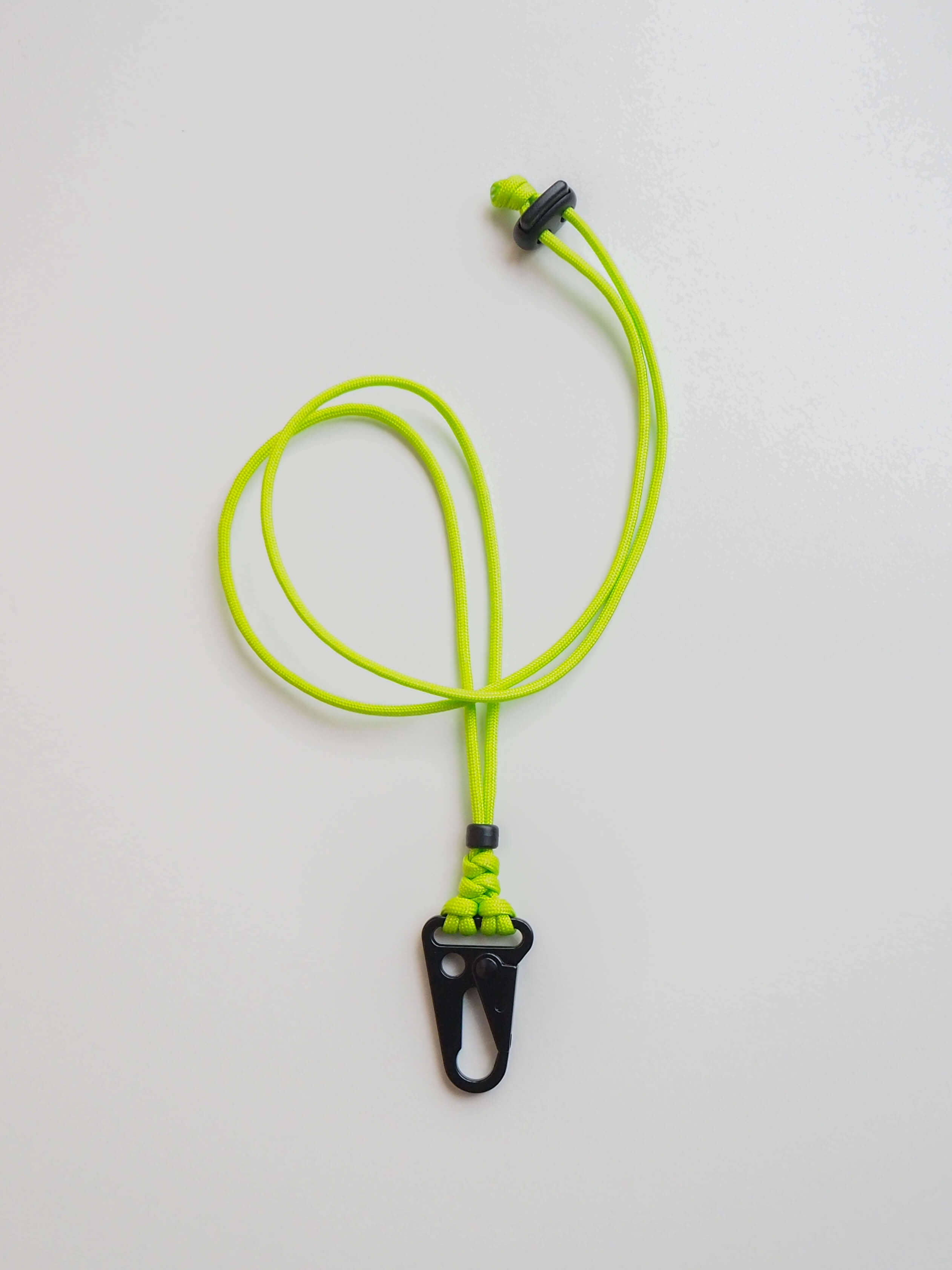 Чёрный карабин на шею