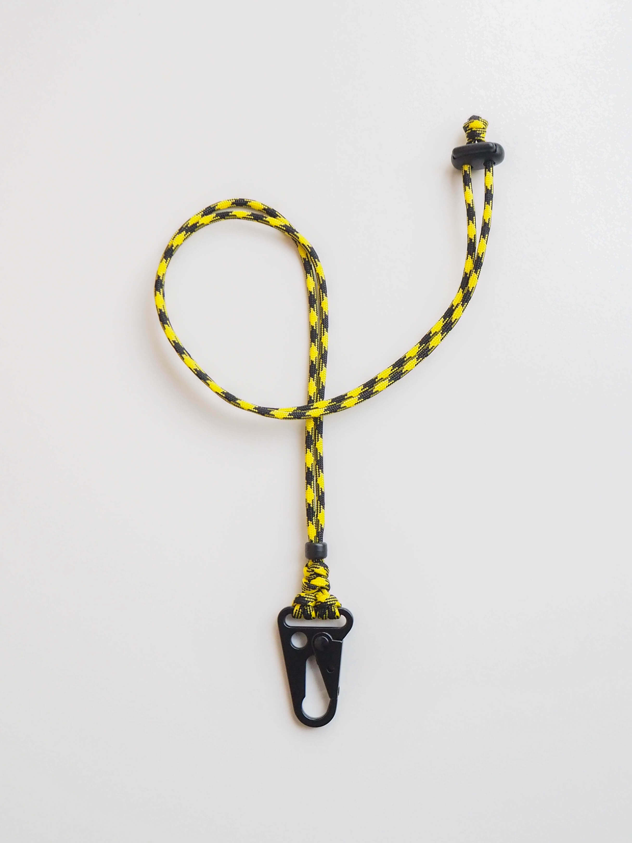 Чёрный карабин на шею