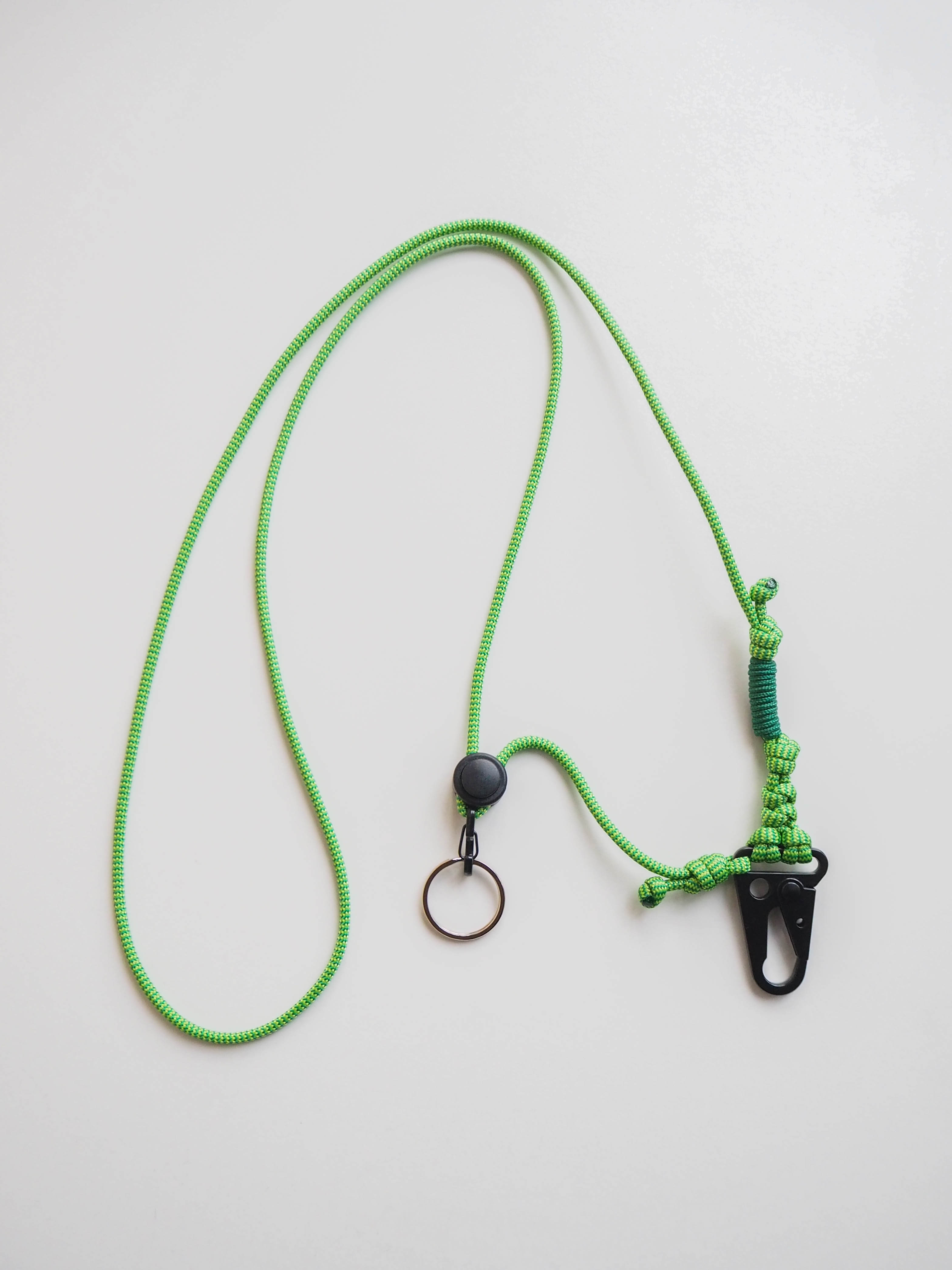 Шнурок через плечо