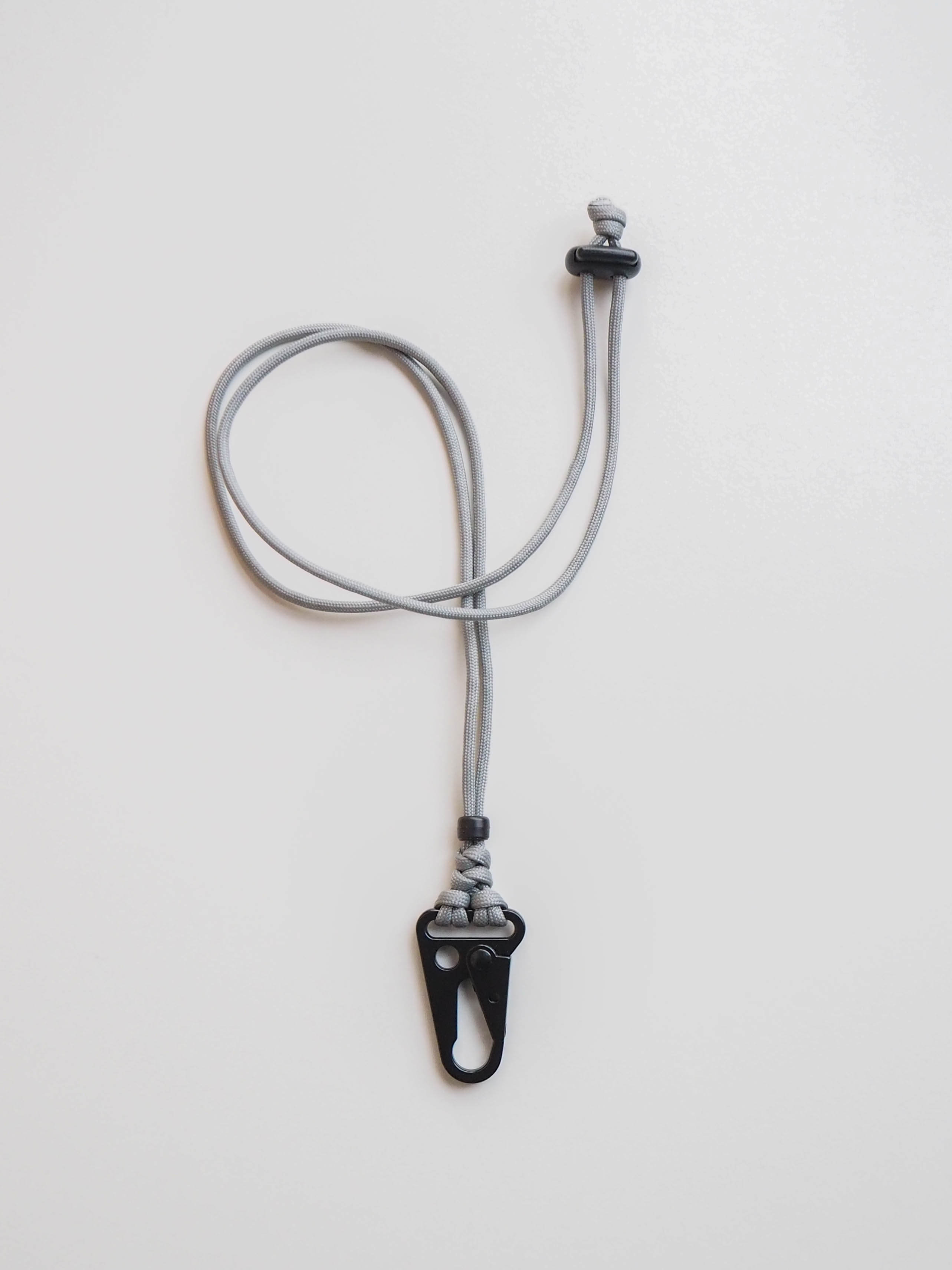 Чёрный карабин на шею