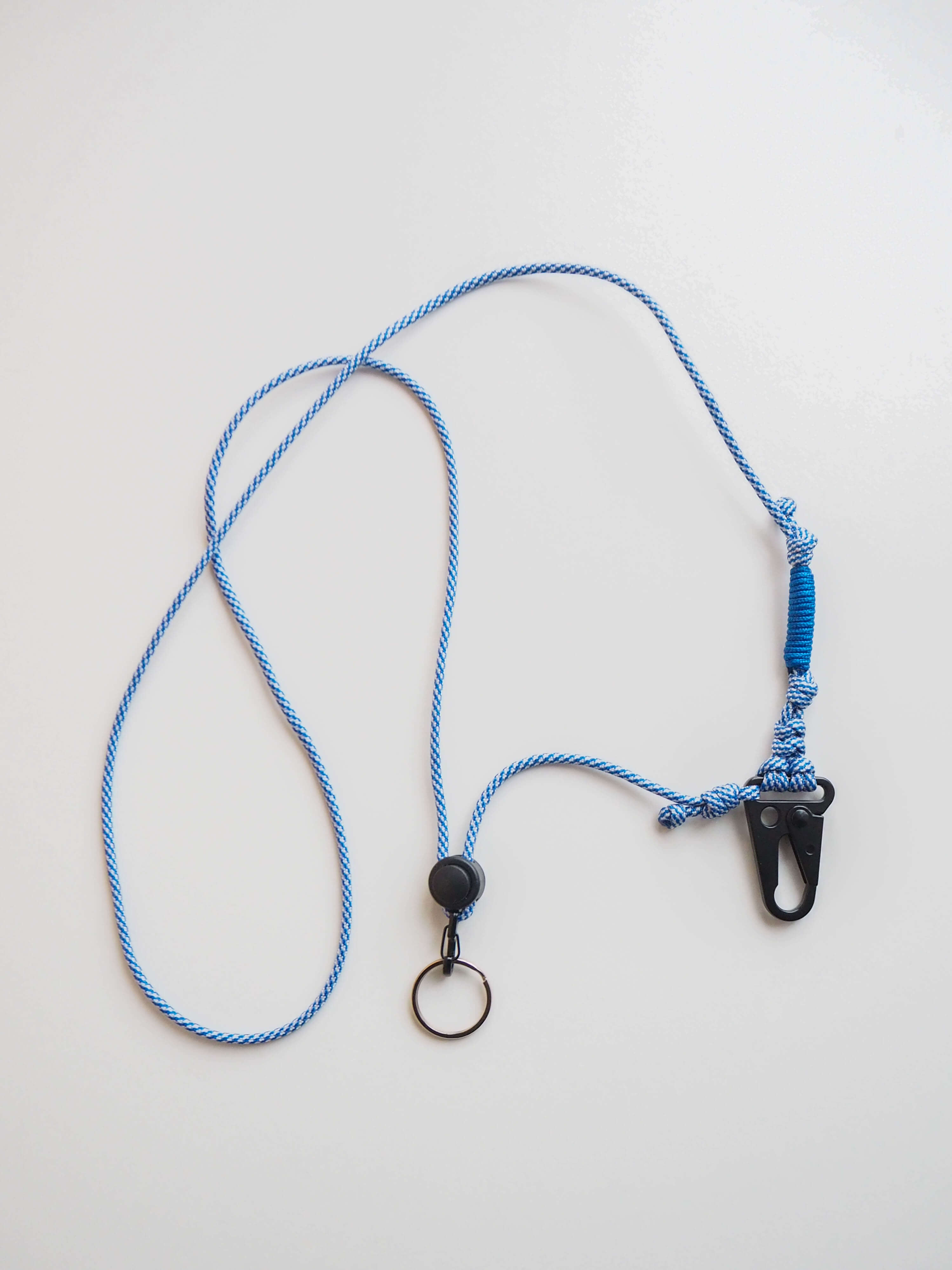 Шнурок через плечо