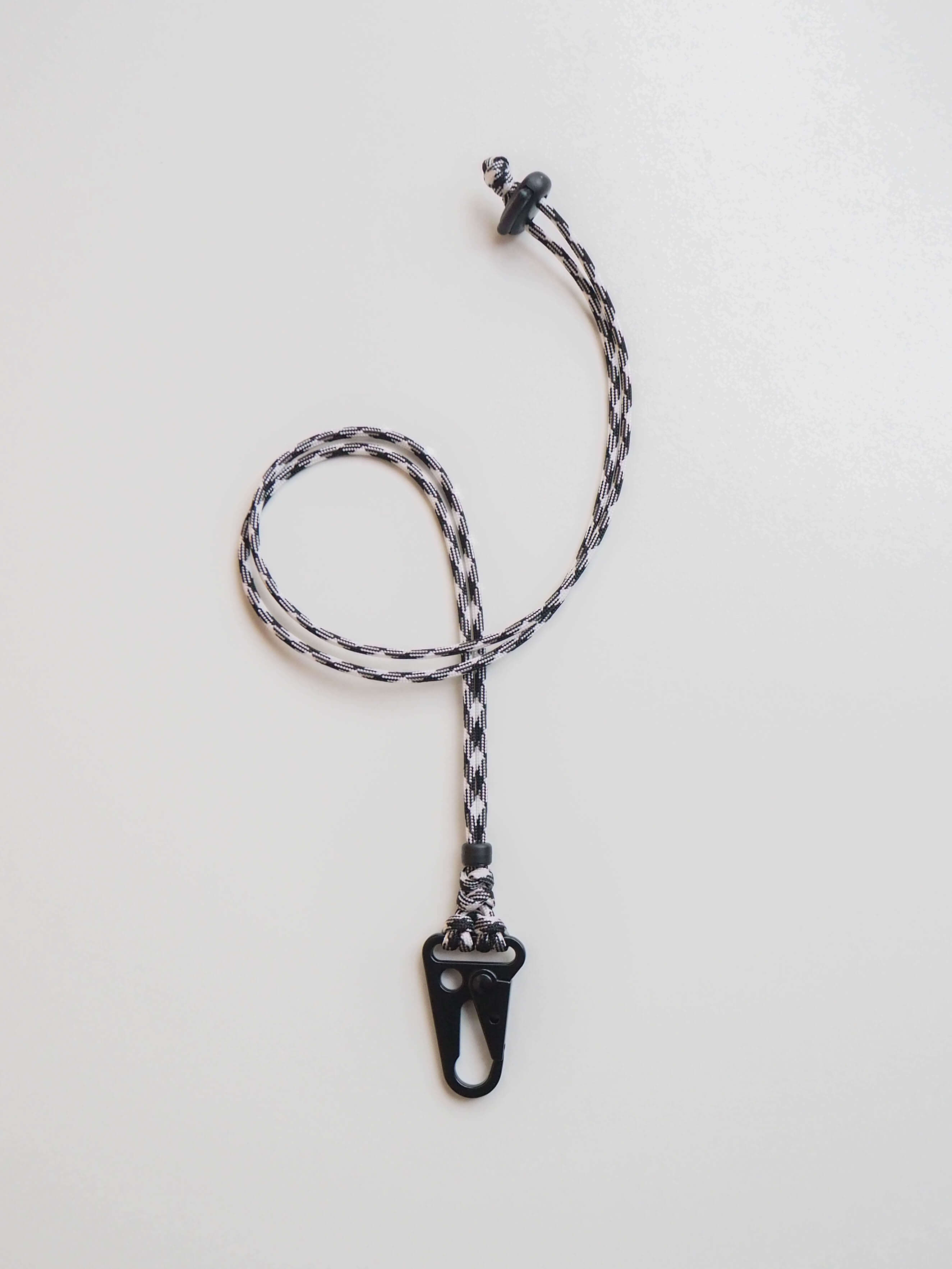 Чёрный карабин на шею