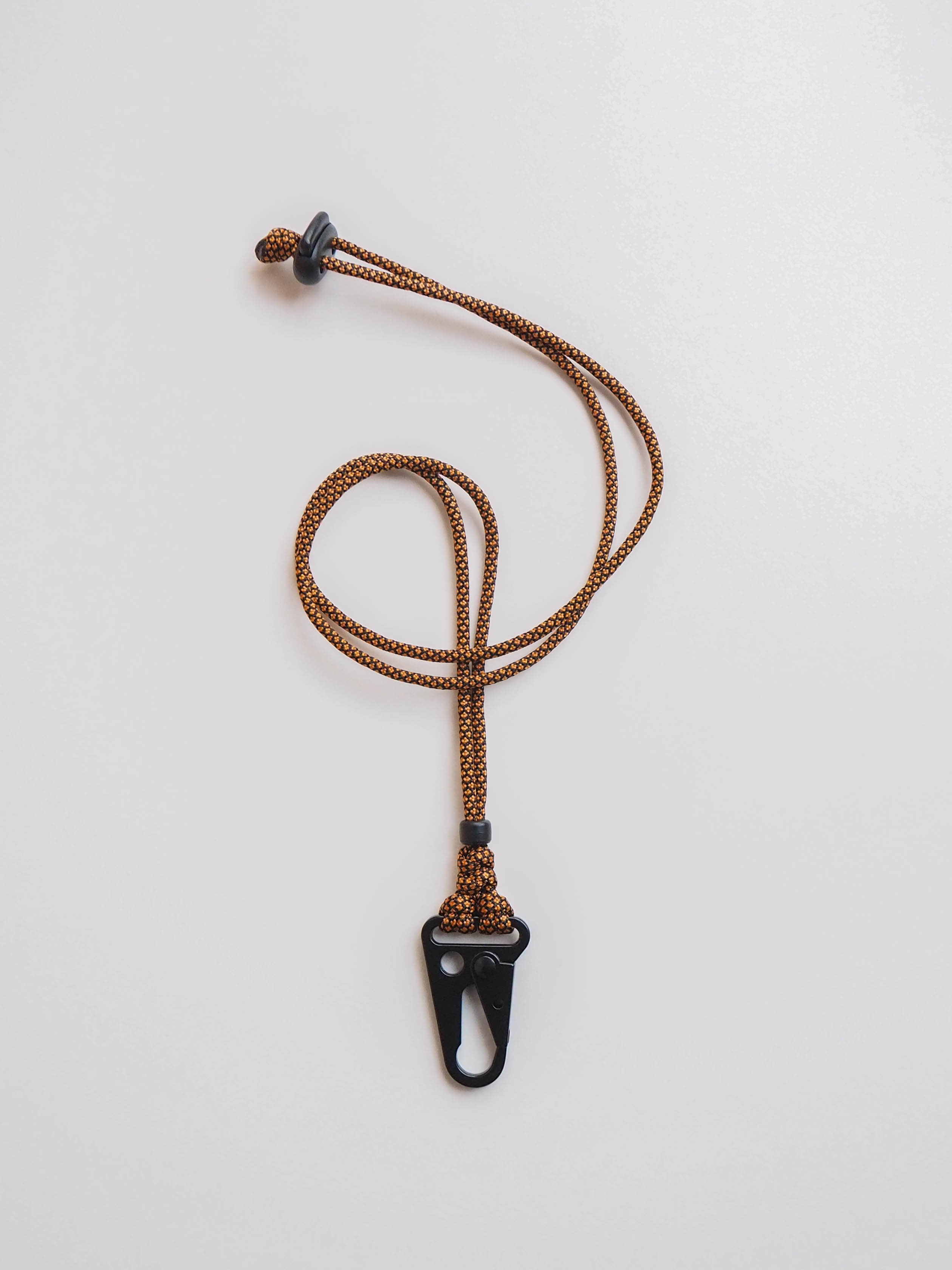 Чёрный карабин на шею