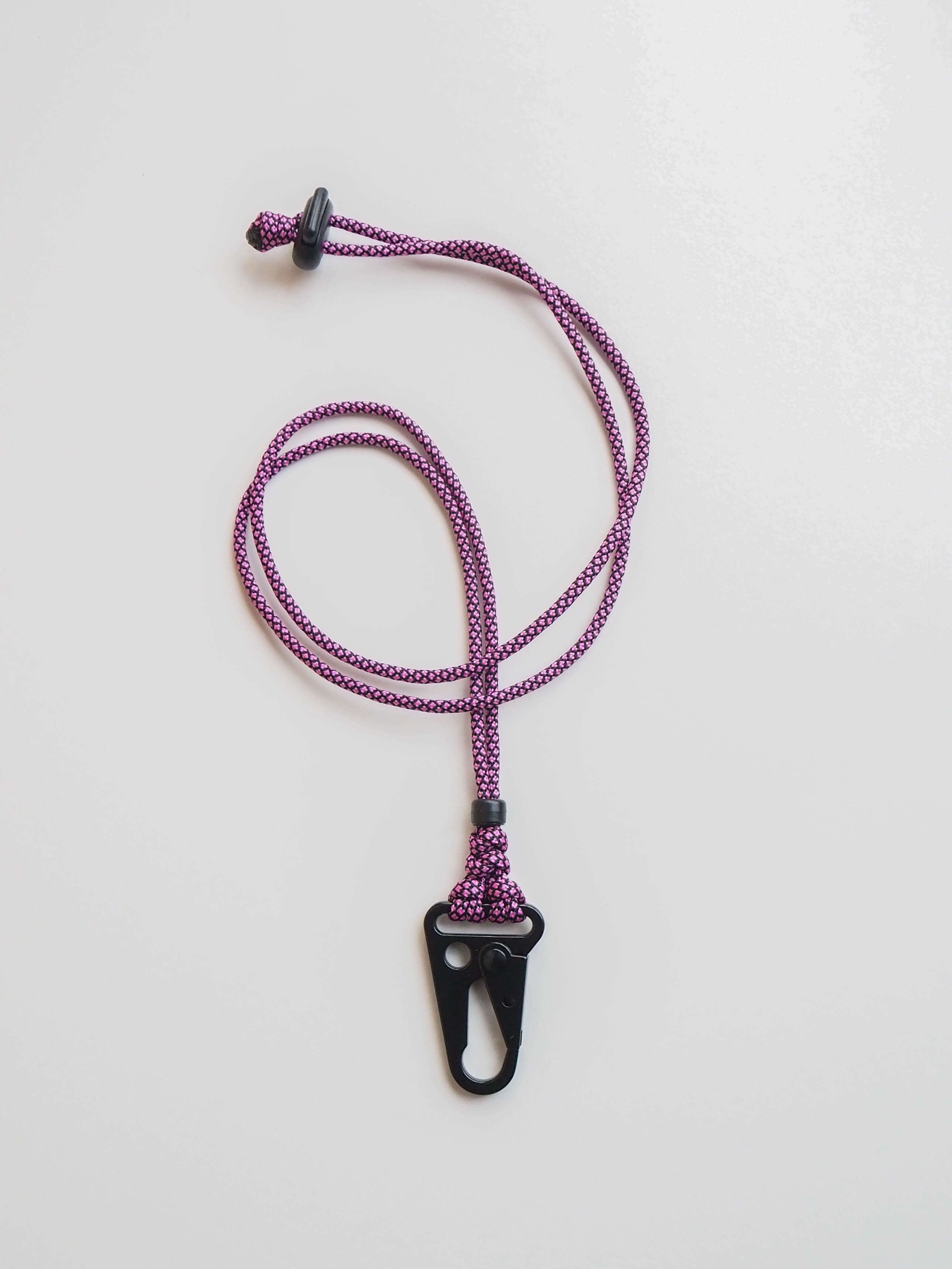 Чёрный карабин на шею